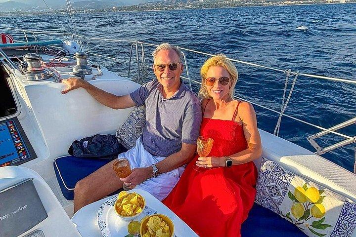 Marbella: Escursione in barca a vela condivisa con avvistamento dei delfini