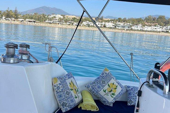 Marbella: Escursione in barca a vela condivisa con avvistamento dei delfini