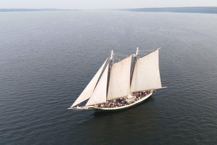 Vela al tramonto a bordo del Liberty Clipper