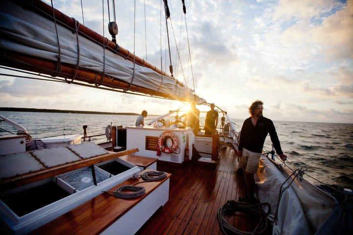 Vela al tramonto a bordo del Liberty Clipper