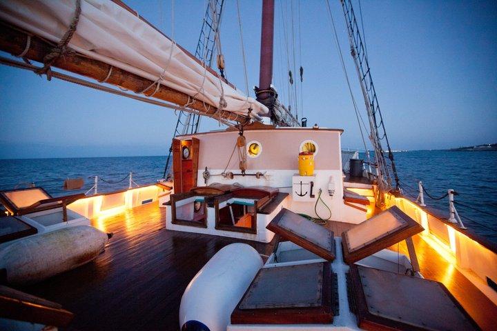 Vela al tramonto a bordo del Liberty Clipper