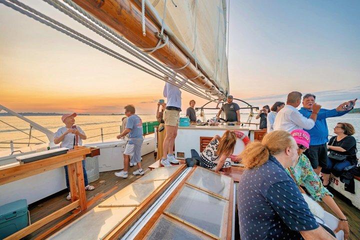 Vela al tramonto a bordo del Liberty Clipper