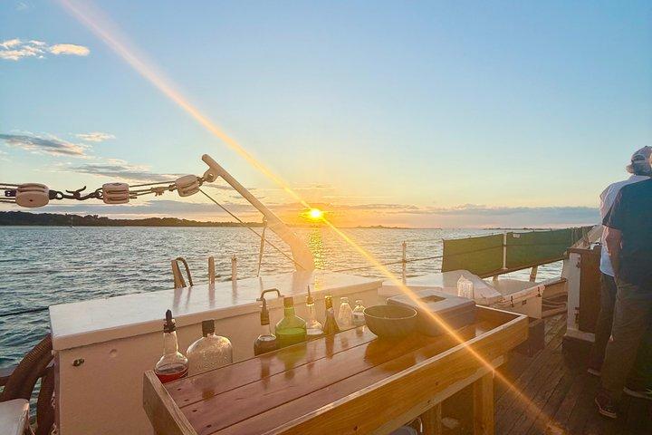 Vela al tramonto a bordo del Liberty Clipper