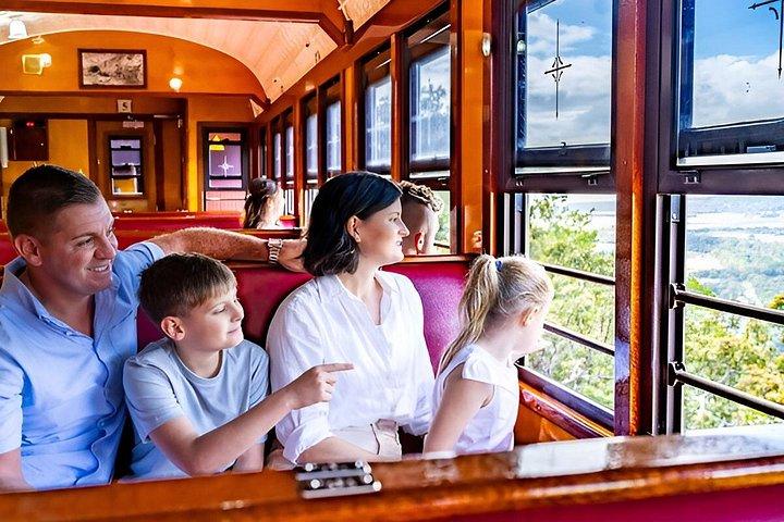 観光鉄道とバタフライ・サンクチュアリ付きクラランダデラックス