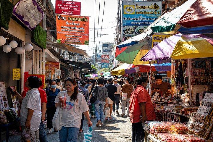 Explore Wat Ratchabophit e passeie pelo mercado de alimentos local