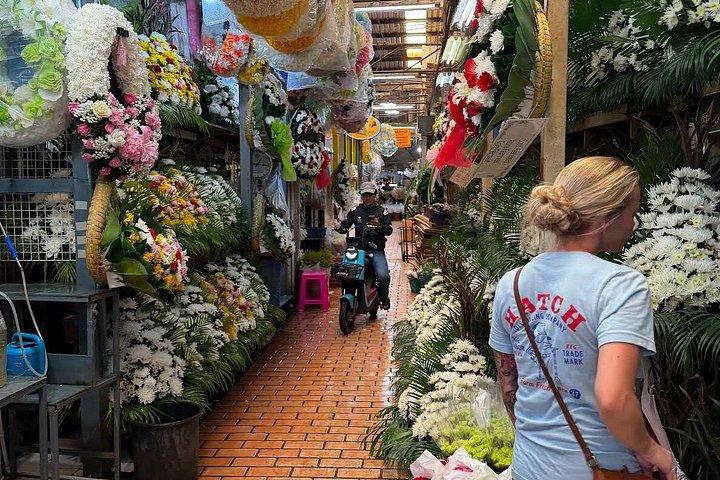 Explore Wat Ratchabophit e passeie pelo mercado de alimentos local