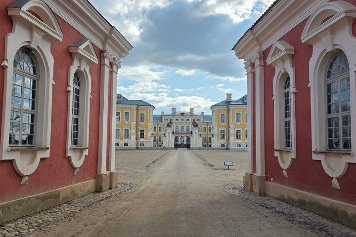 Halbtagesausflug von Riga zum Schloss Bauska und zum Schloss Rundāle