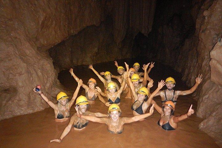 フエからフォンニャ＆パラダイスケーブユネスコプライベート日帰り旅行