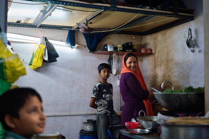 Dharaviの内部: 現地ガイドによるユニークなスラムツアー