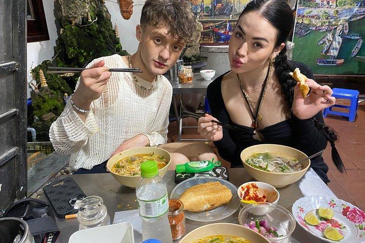 ナイトストリートフードとランタンフローティングアドベンチャーによるホイアン