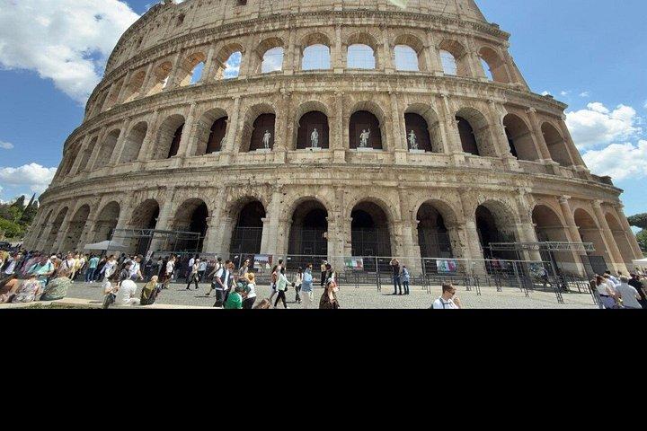 フィウミチーノ空港からローマまで3時間、チヴィタヴェッキア港で降車