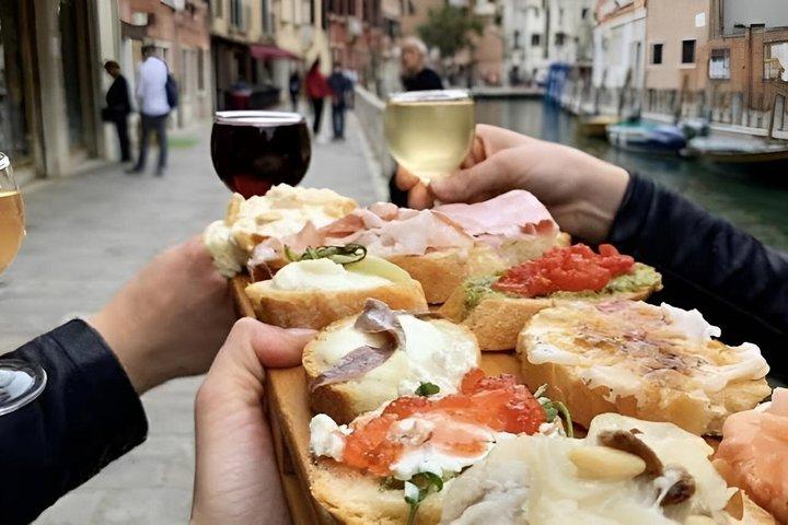 Private Hidden Venice Walking Tour with Bacaro Wine and Cicchetti