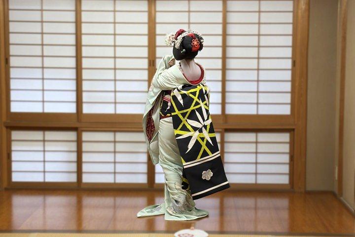 祇園散策ツアーで芸者舞妓と出会う京都