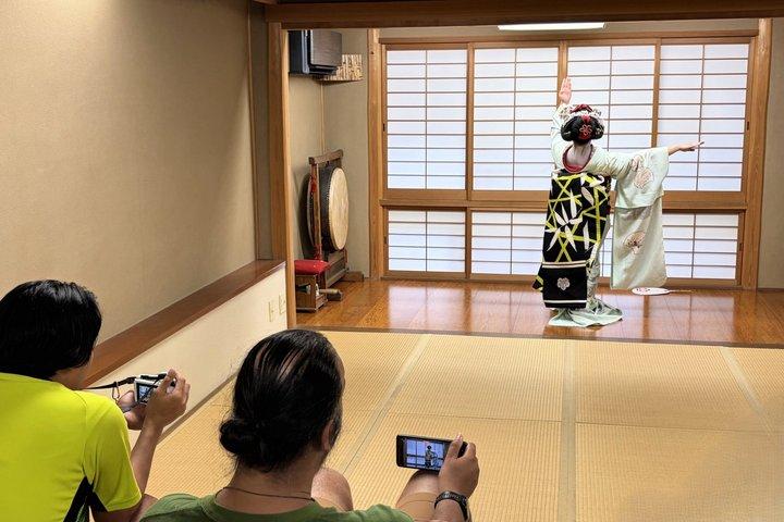 祇園散策ツアーで芸者舞妓と出会う京都
