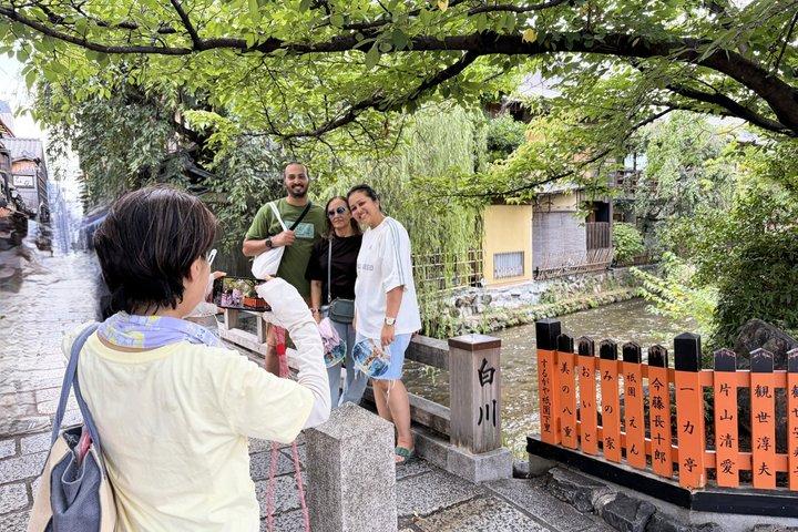 祇園散策ツアーで芸者舞妓と出会う京都