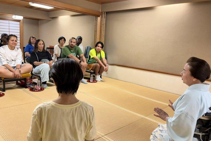 祇園散策ツアーで芸者舞妓と出会う京都