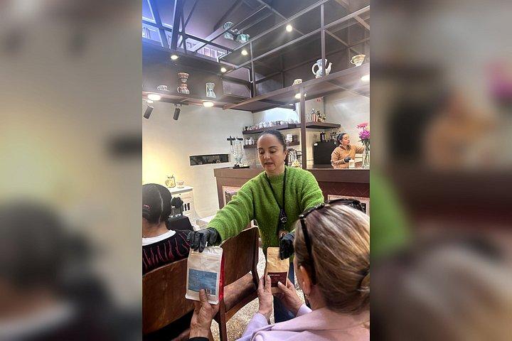 ボゴタ発ジパキラ塩大聖堂エメラルド＆コーヒーツアー