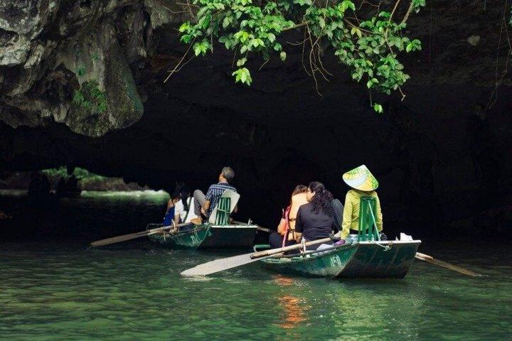 Day tour Hoa Lu, Trang An/Tam Coc with rowing boat and Mua Cave