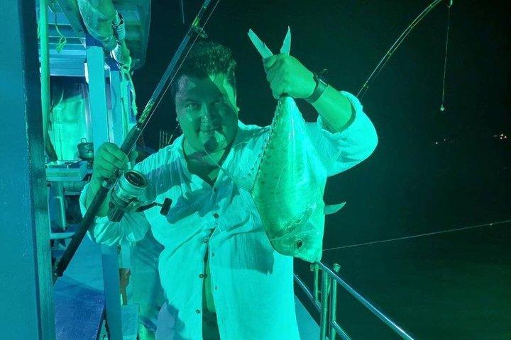 サムイ島プライベートナイトフィッシング（船上で新鮮な水揚げ料理付き）