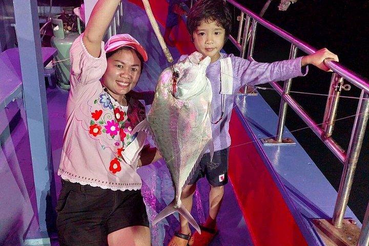 サムイ島プライベートナイトフィッシング（船上で新鮮な水揚げ料理付き）