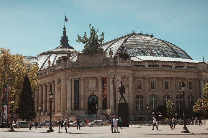 Paris Scavenger Hunt & Highlights Self-Guided Walking Tour