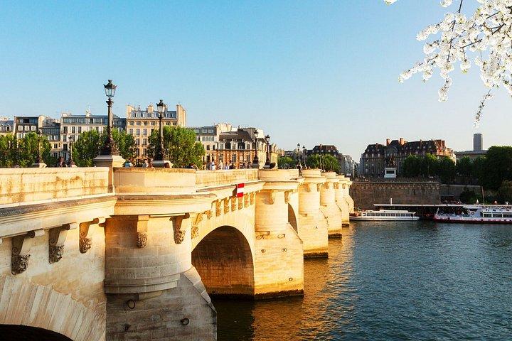 Paris Scavenger Hunt & Highlights Self-Guided Walking Tour