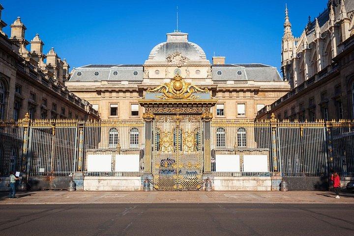 Paris Scavenger Hunt & Highlights Self-Guided Walking Tour