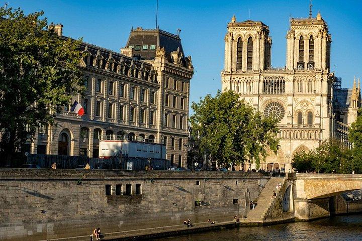 Paris Scavenger Hunt & Highlights Self-Guided Walking Tour