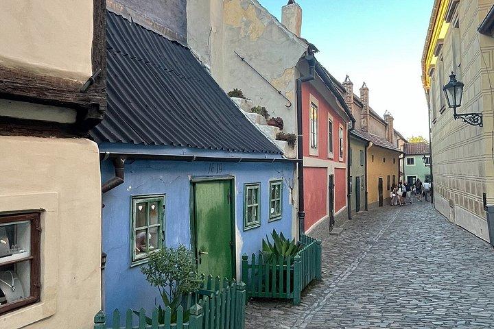 Prag Castle District Lille gruppe vandretur om natten