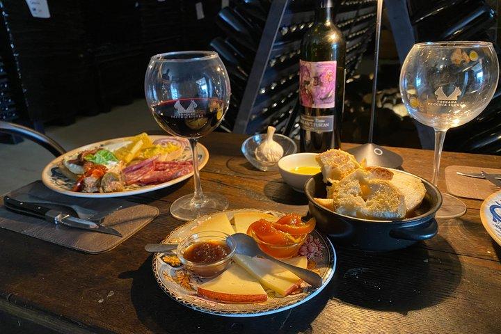モンテプルチャーノのワイナリーで伝統的なトスカーナ料理のランチ