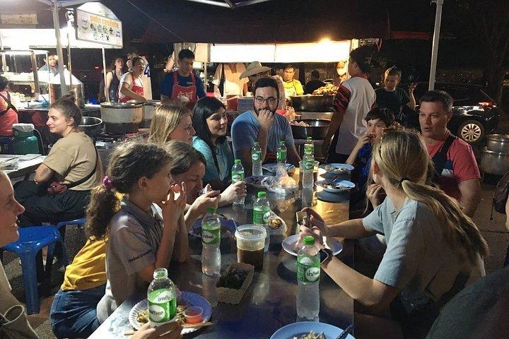 チェンマイガイド付き夕食ツアー（チャンプアク夜市）
