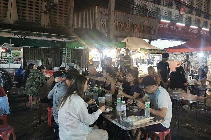 チェンマイガイド付き夕食ツアー（チャンプアク夜市）