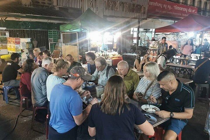 チェンマイガイド付き夕食ツアー（チャンプアク夜市）