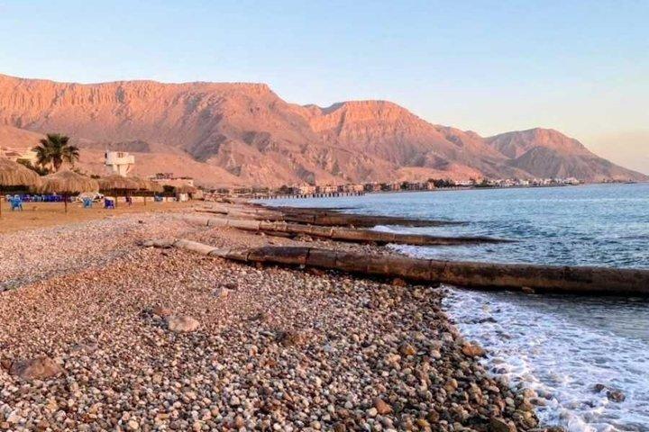カイロまたはギザのホテルから紅海へのリラックスした一日