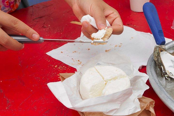 ニースのリベレーションマーケットで地元の味を味わうフードツアー
