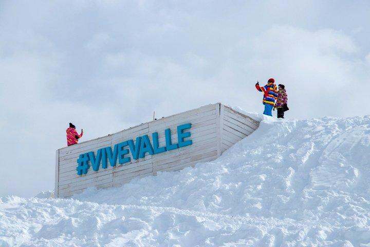 バジェ・ネバド：サンティアゴから見るゴンドラ、リゾート、そして雪景色