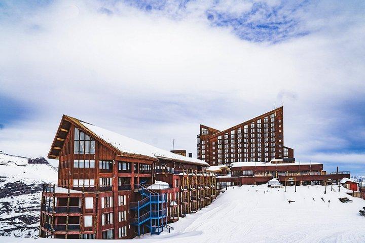 バジェ・ネバド：サンティアゴから見るゴンドラ、リゾート、そして雪景色
