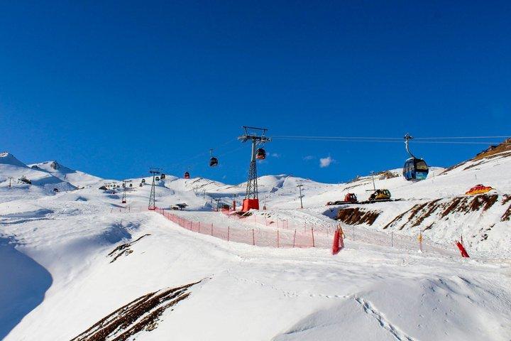 バジェ・ネバド：サンティアゴから見るゴンドラ、リゾート、そして雪景色