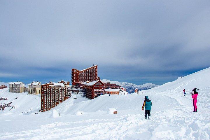 バジェ・ネバド：サンティアゴから見るゴンドラ、リゾート、そして雪景色