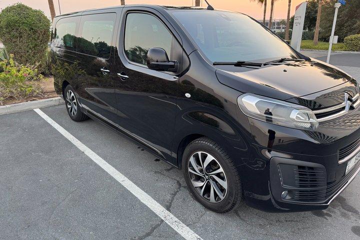 ドバイまたはアブダビで運転手付きの自家用車を処分