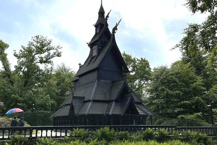 Bergen avec un local. Culture, vue sur la montagne et Stave Church