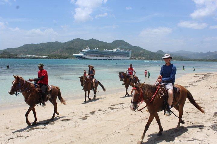2X1 : MonkeyLand plus plage d'équitation à Puerto Plata
