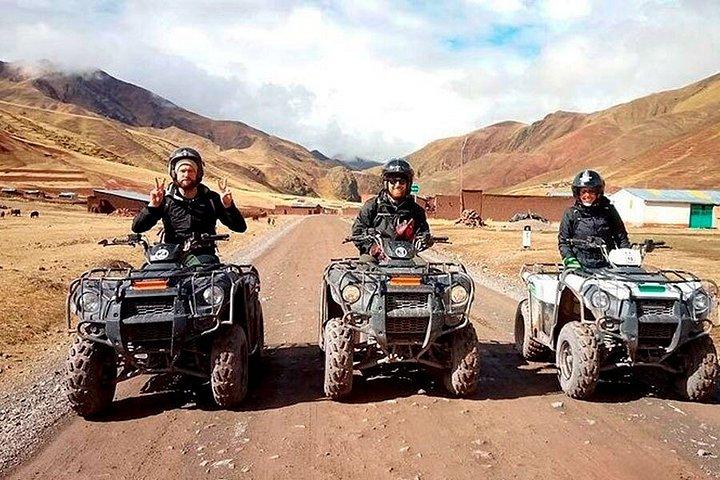 Passeio de quadriciclo até a Montanha Arco-Íris