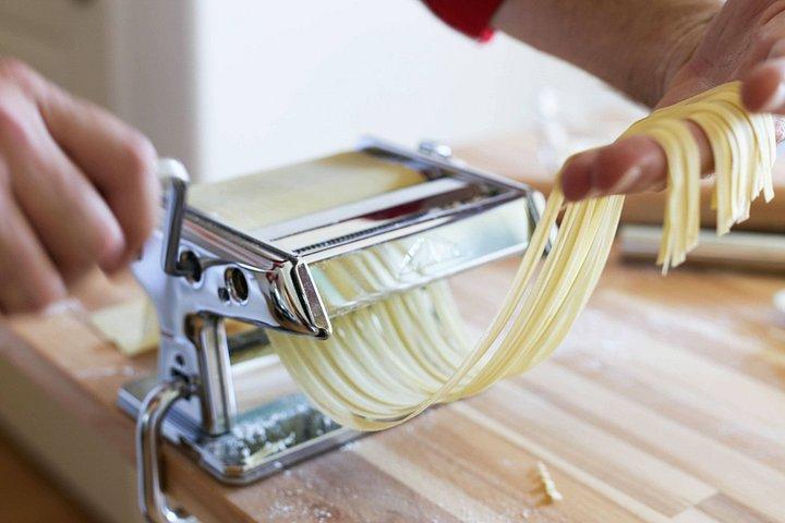 ジャクソンビルのおしゃれなソーシャルラウンジで楽しいパスタ作り教室