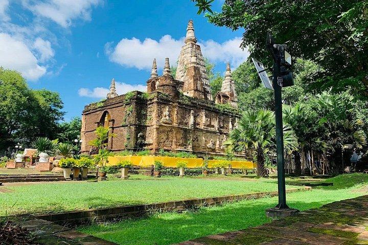 チェンマイの隠れた名所：地元の人による赤いトラックが紹介する3つの寺院