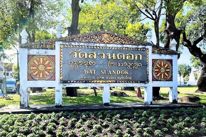 チェンマイの隠れた名所：地元の人による赤いトラックが紹介する3つの寺院