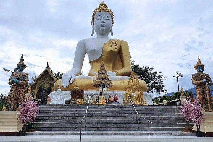 チェンマイの隠れた名所：地元の人による赤いトラックが紹介する3つの寺院