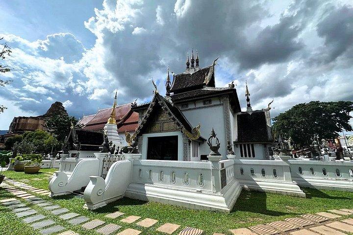 チェンマイの隠れた名所：地元の人による赤いトラックが紹介する3つの寺院