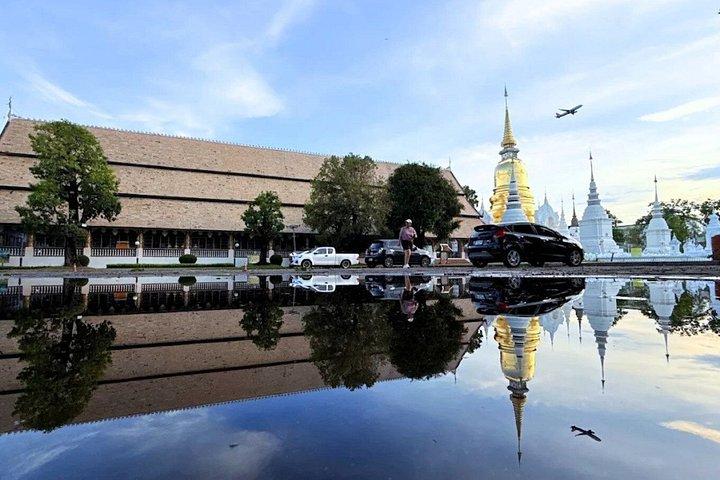 チェンマイの隠れた名所：地元の人による赤いトラックが紹介する3つの寺院