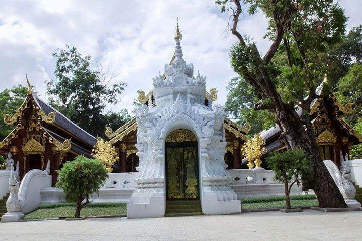 チェンマイの隠れた名所：地元の人による赤いトラックが紹介する3つの寺院